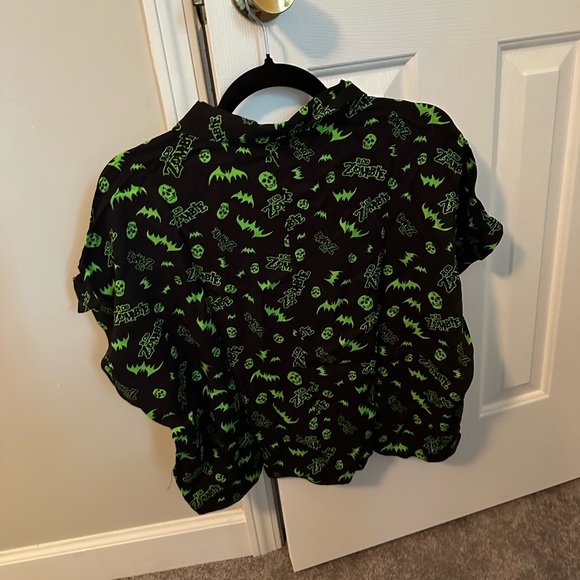 NWT Rob Zombie x Hot Topic crop button down (junior’s sizing / junior’s medium) - Picture 8 of 9